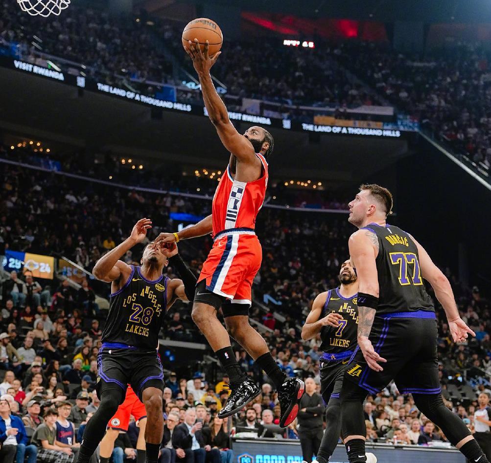 开云官方网站-小卡复出24+5！快船111-104湖人：祖巴茨18+19制霸内线！