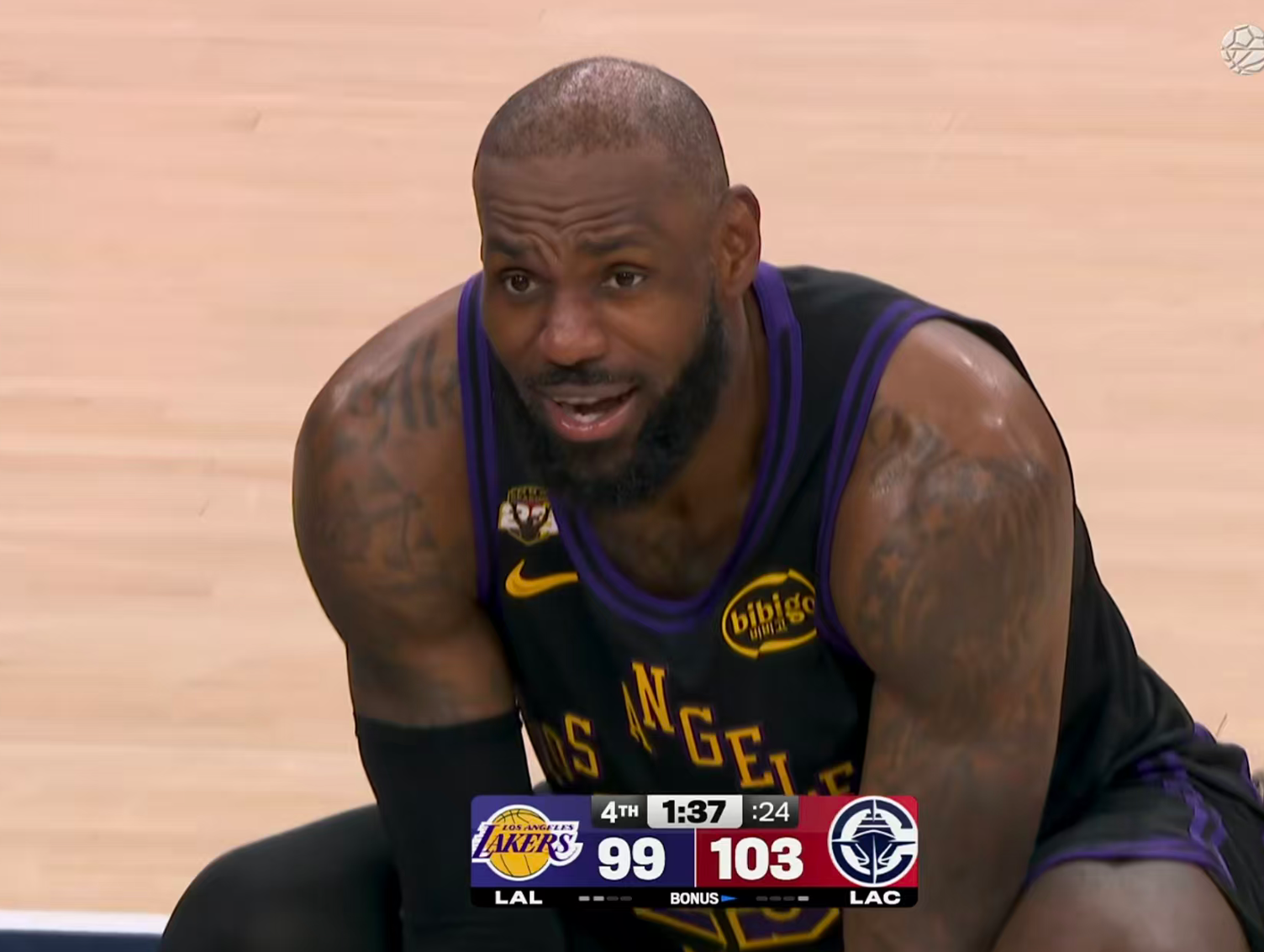 开云官方网站-撑杆跳没哨，锁喉不犯规！四大黑哨助力湖人还输球，难怪詹皇急眼