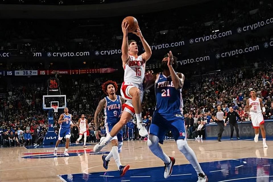 开云电子-加时赛又被摁在了板凳席上！火箭对于后场新星的使用让人无法理解