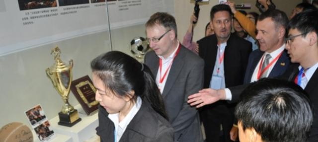 开云登录入口地址-机不可失!万国群星开卖著名画作 教你如何画梅西